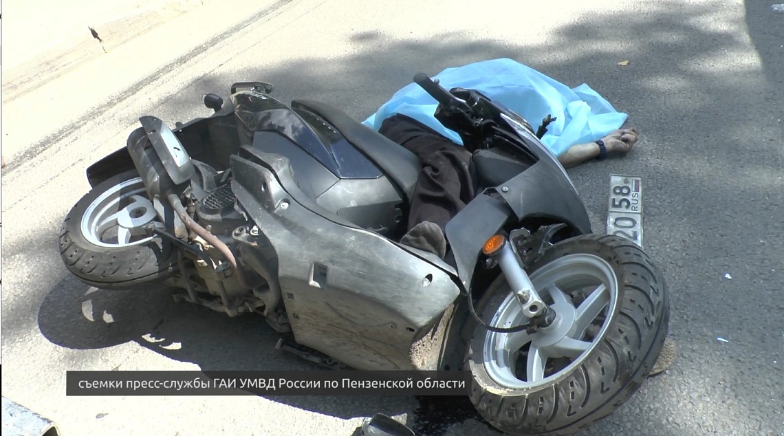 В Пензе скутер столкнулся с «МАЗом» с полуприцепом