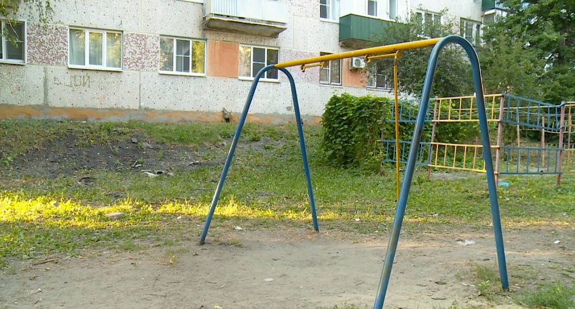 На улице Карпинского вандалы сломали детскую площадку