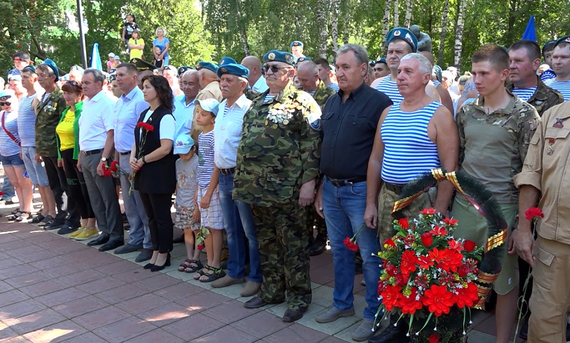 На торжественной церемонии в День ВДВ пензенских десантников поздравил губернатор