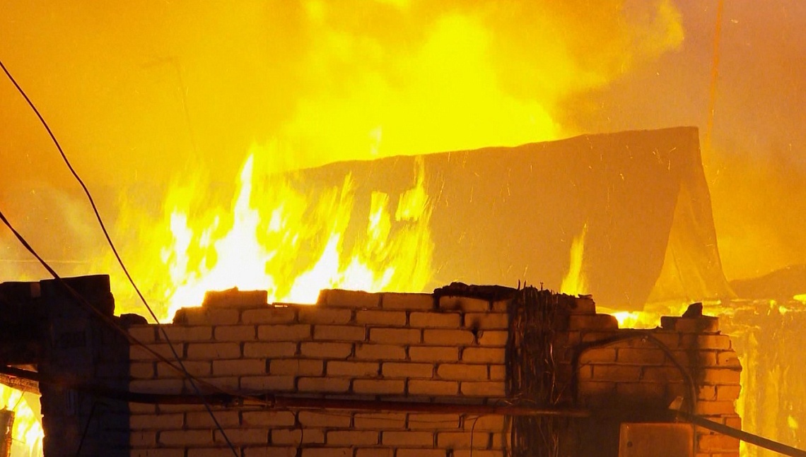 В поселке Мичуринском на улице Дорожной загорелось строение №11