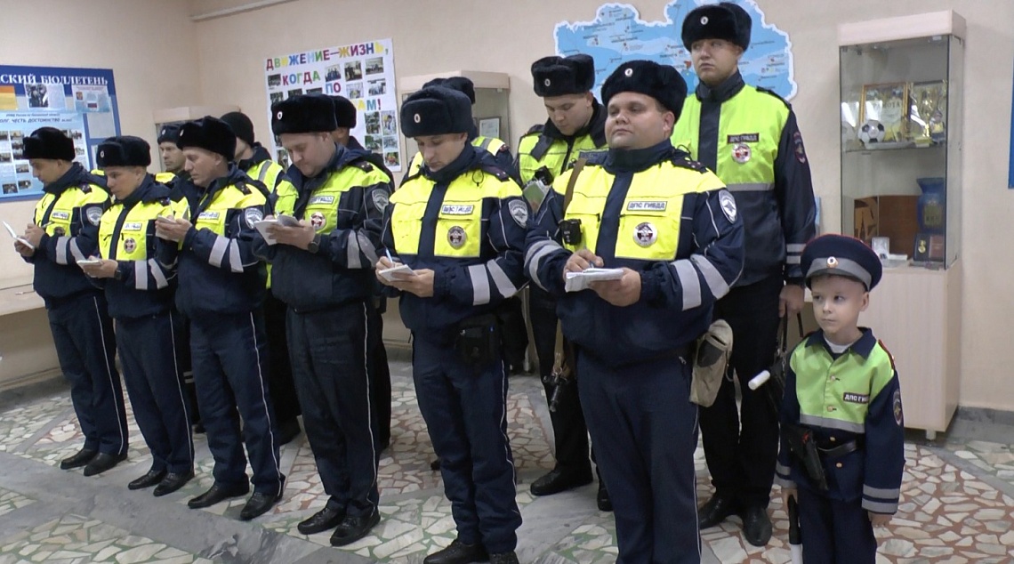 Сотрудники областного управления Госавтоинспекции встретились с юным регулировщиком движения