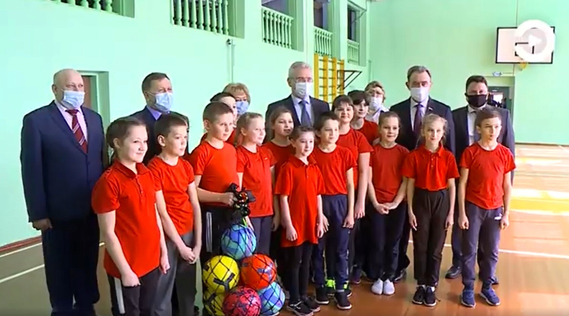 В школе города Сурска полностью отремонтируют спортзал