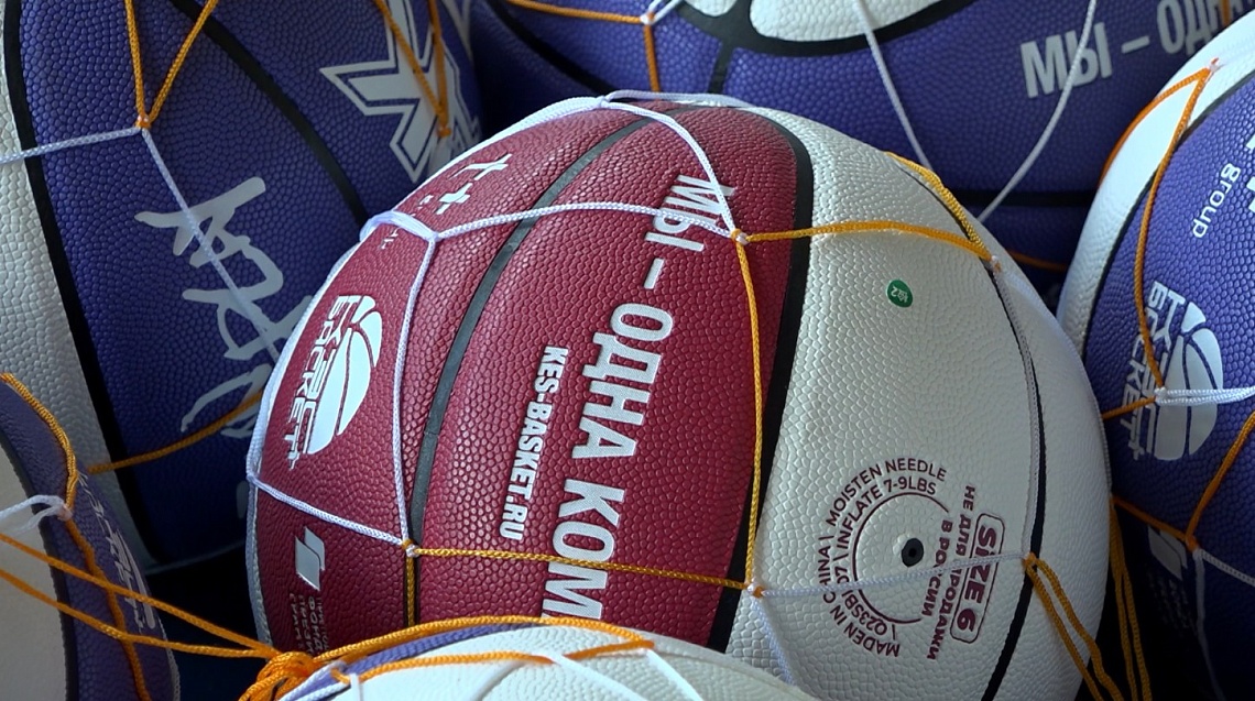 В Пензе участникам и победителям ежегодного турнира школьных команд «КЭС-Баскет» вручили призы