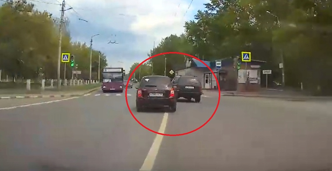 На Южной поляне легковушку жестко вытолкнули на встречку. ВИДЕО