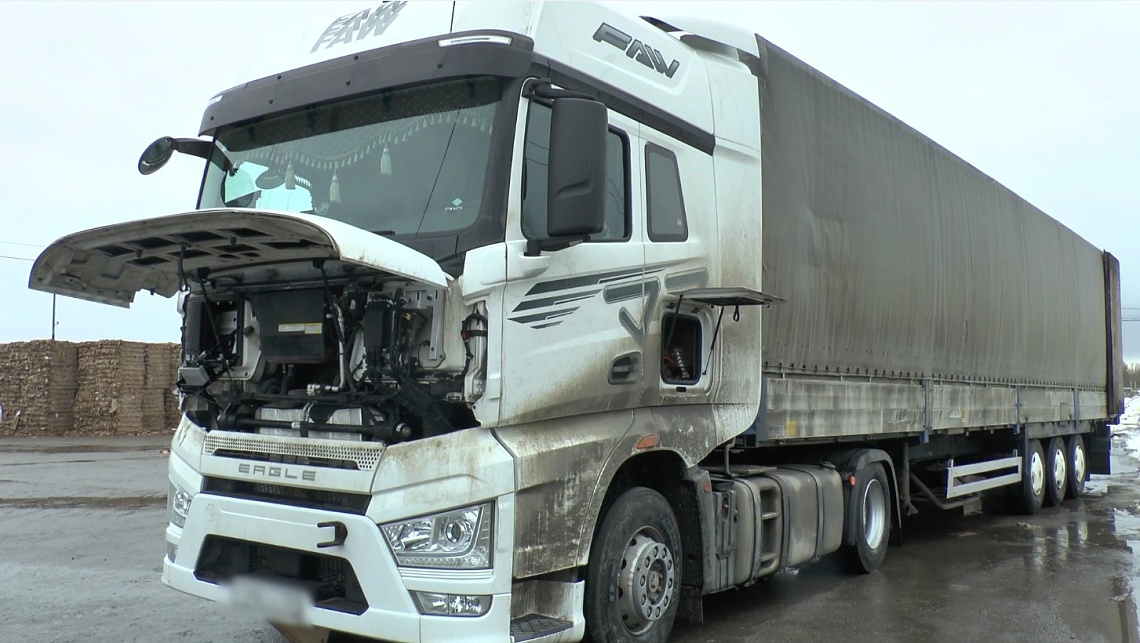 Сотрудники ГИБДД нашли водителя фуры, который утром сбил человека и скрылся