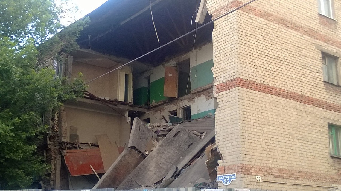 Жильцы трех подъездов Ударной, 35 остаются в разрушающемся доме