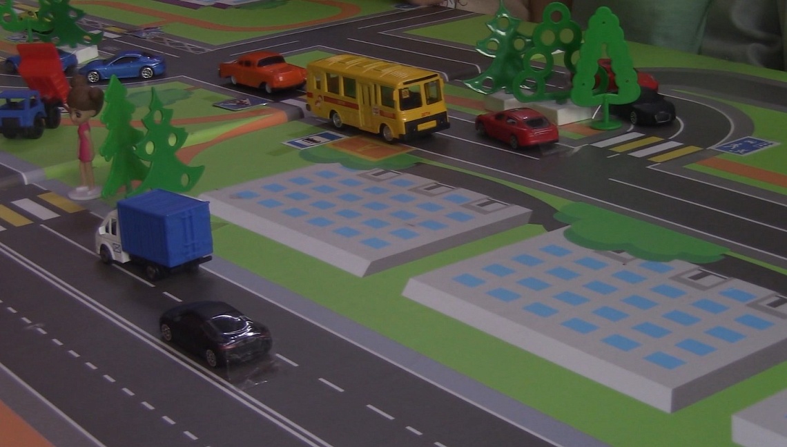 В Пензе в школе №68 сотрудники ГИБДД и представители центра «Лаборатория безопасности» провели детям занятие