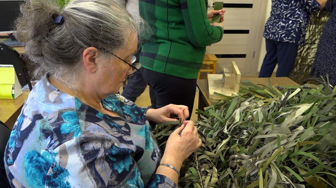 В Пензе волонтеры движения «Серебряные нити» связали для снайперов маскировочные костюмы