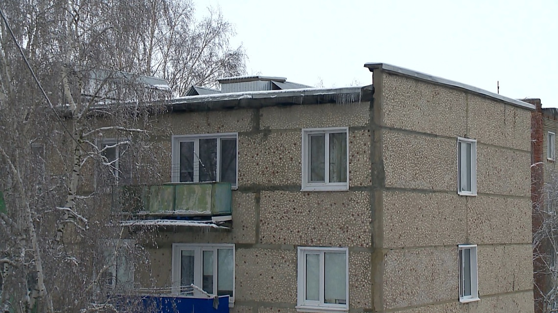 В Нижнем Ломове порывы ветра сорвали с крыши хрущевки часть кровли