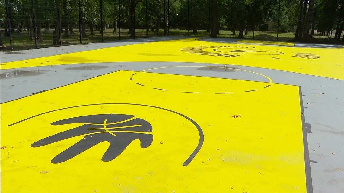 В Комсомольском парке готовится к открытию баскетбольная площадка