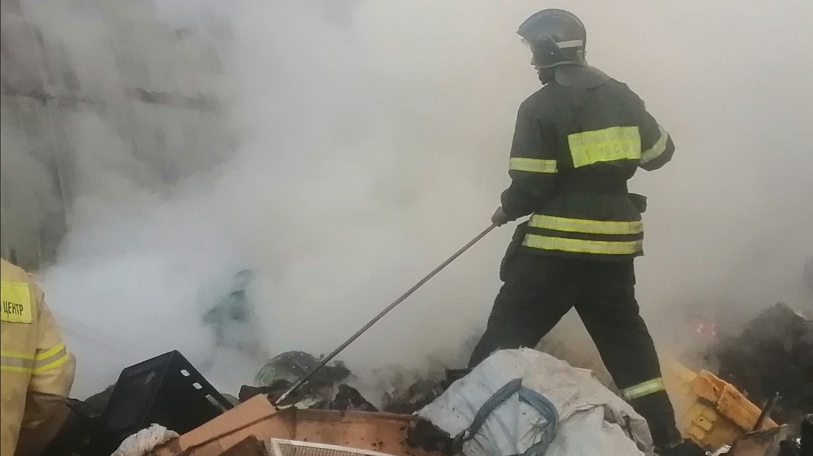 На улице Ушакова в Пензе загорелся склад пластикового вторсырья