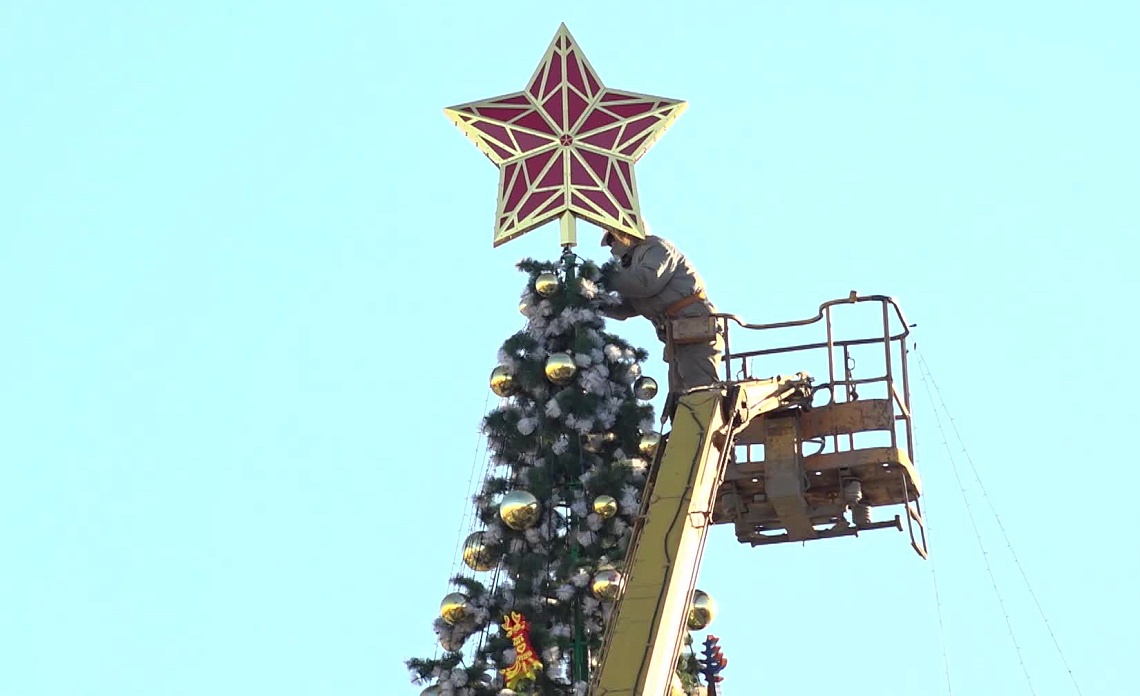 В Пензе начали разбирать главную новогоднюю ёлку