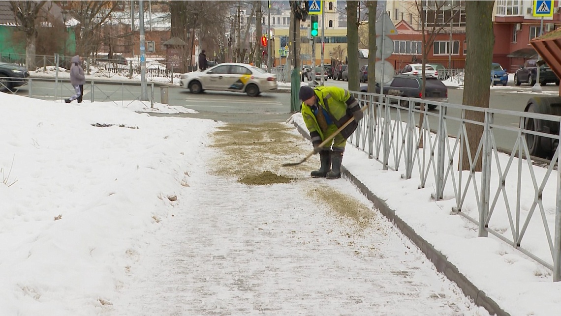 В Пензе началась обработка тротуаров перед предстоящими холодами