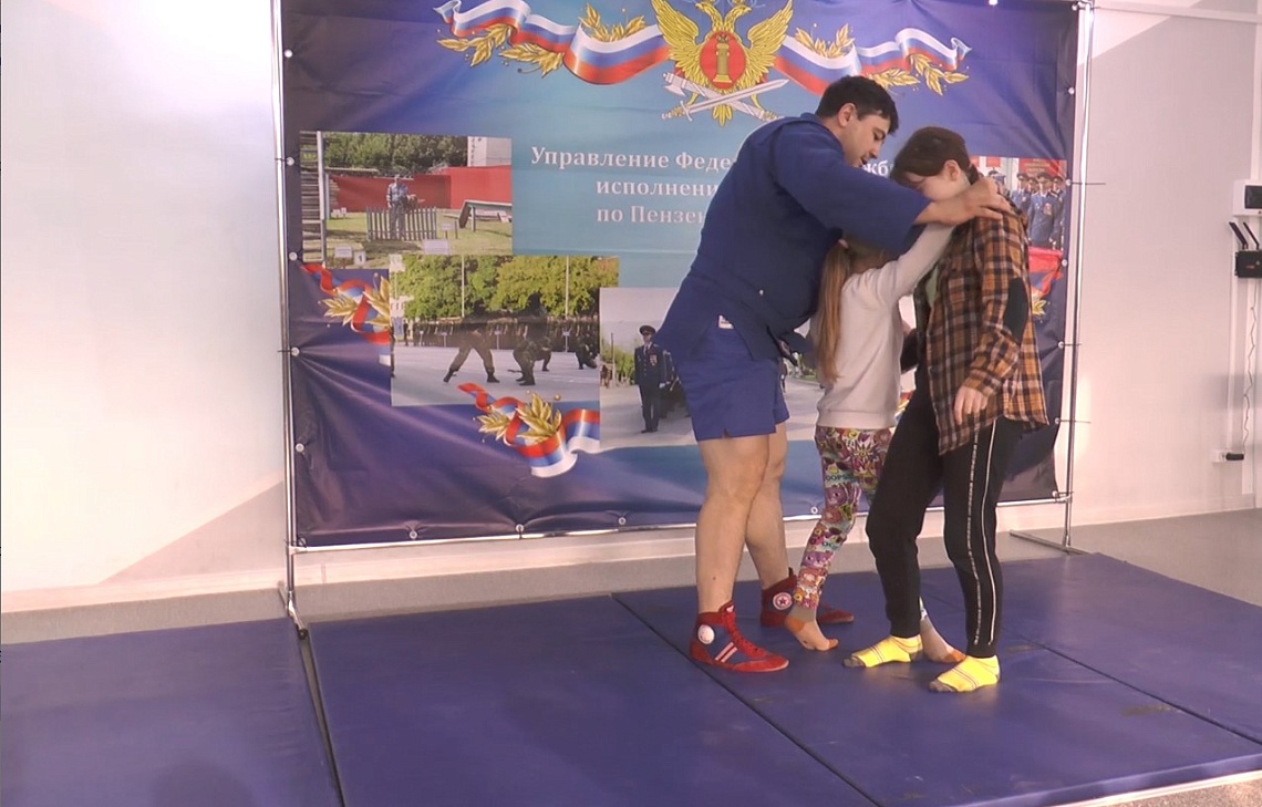 В Пензе мастер спорта России по самбо рассказал детям из Белгородской области о тонкостях ведения поединка