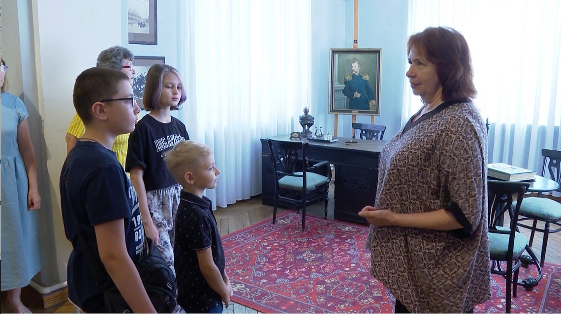 В Пензе для семей участников СВО организовали экскурсию в картинную галерею