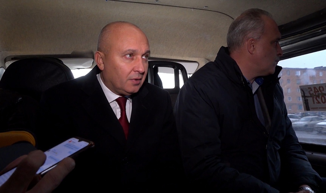 Депутаты  вместе с чиновниками проехались по плохим дорогам в городе