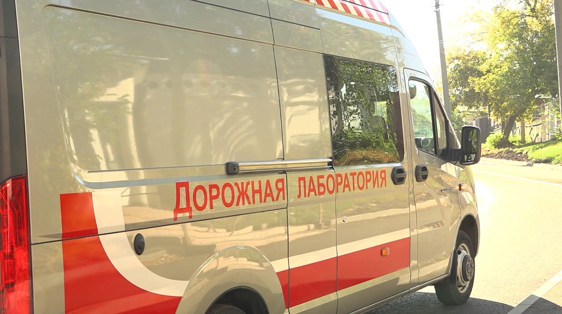В Пензе эксперты Общественного совета взяли пробу покрытия на улице Космодемьянской