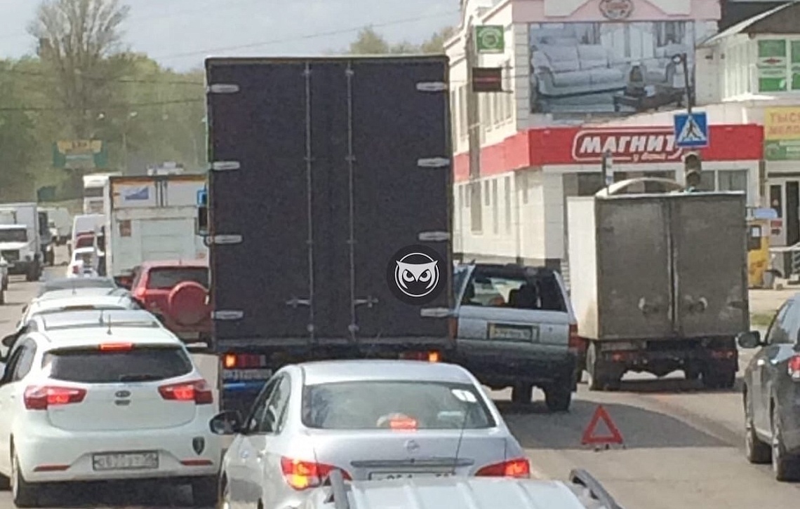 В Кривозерье притерлись грузовик и внедорожник