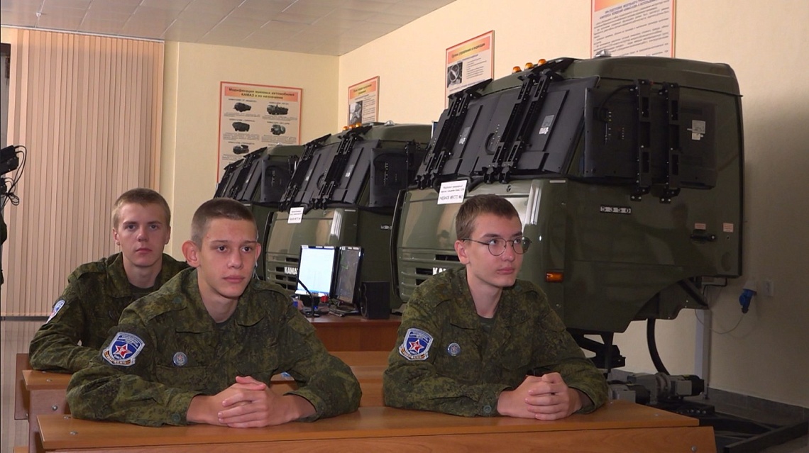 В Пензе участники военно-патриотических сборов «Гвардеец» прошли автоподготовку