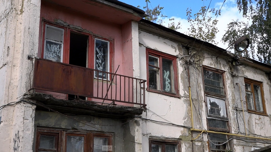 В селе Ермоловка жители дома №1 на улице Лесной страдают из-за протекающей кровли