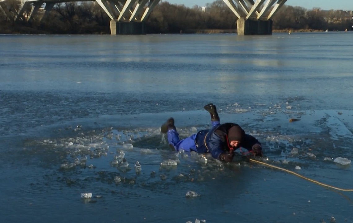 Сотрудники МЧС рассказали блогерам и журналистам, как вести себя на льду
