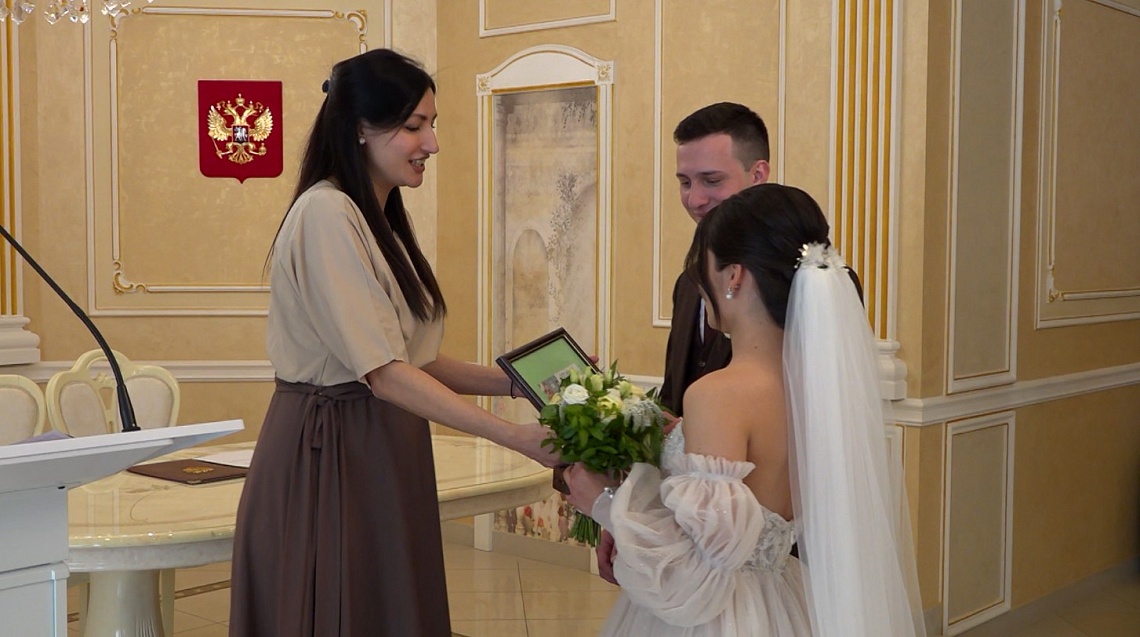 Пензенским молодоженам вручили сертификаты на бесплатную диагностику репродуктивной системы