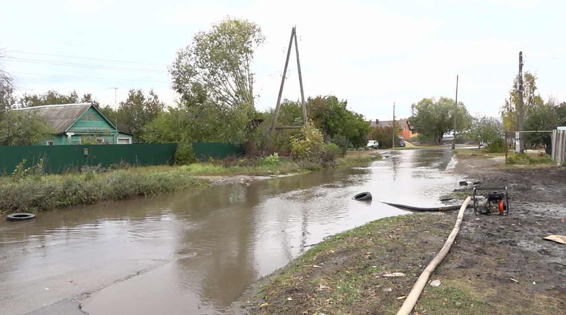 В Пензе на улице Ростовской прорвало трубу