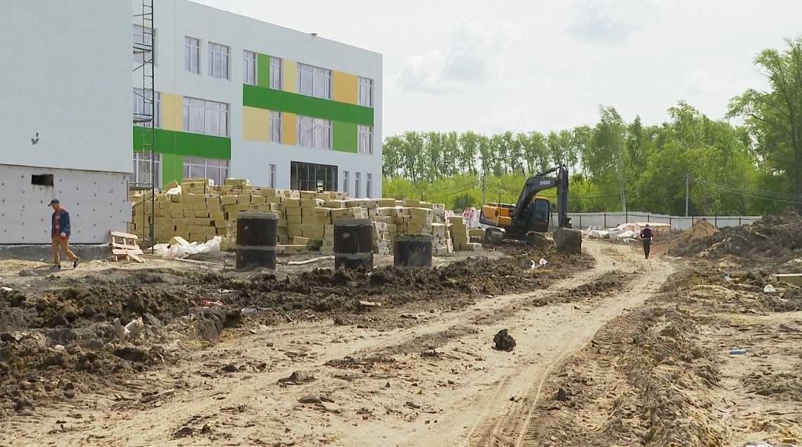 Глава города Пензы проверил, как идет строительство школы в Заре