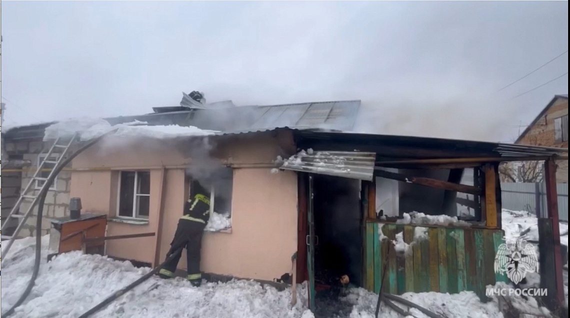 На улице Зеленодольской в Пензе загорелся жилой дом