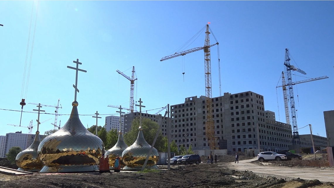 Митрополит Пензенский и Нижнеломовский Серафим освятил купола храма, который возводится в Дальнем Арбекове