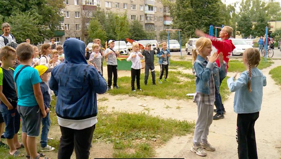 Во дворе домов на улице Тепличной для местных жителей организовали небольшой праздник