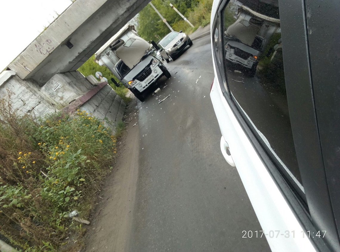 В Пензе у грузовика сорвало крышу под мостом