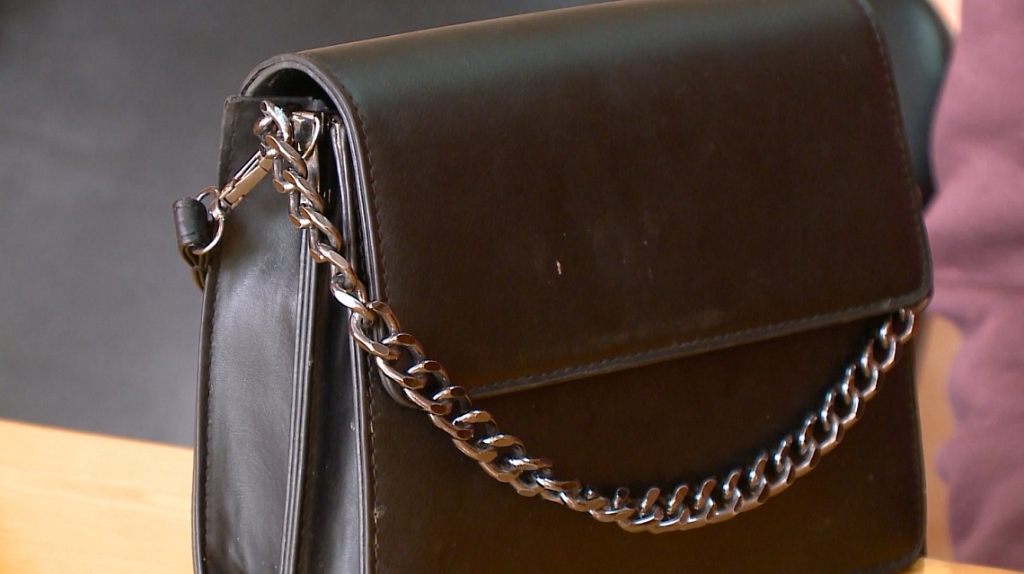 Сотрудники полиции помогли жительнице Наровчата вернуть потерянную сумку