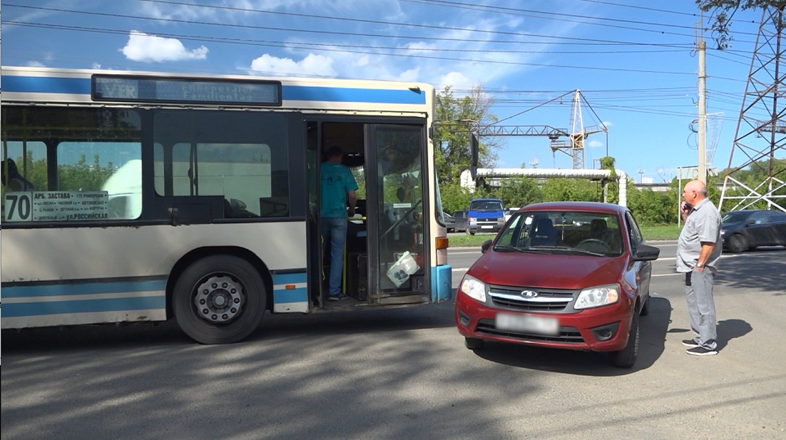 На улице Калинина в Пензе автобус столкнулся с легковым автомобилем