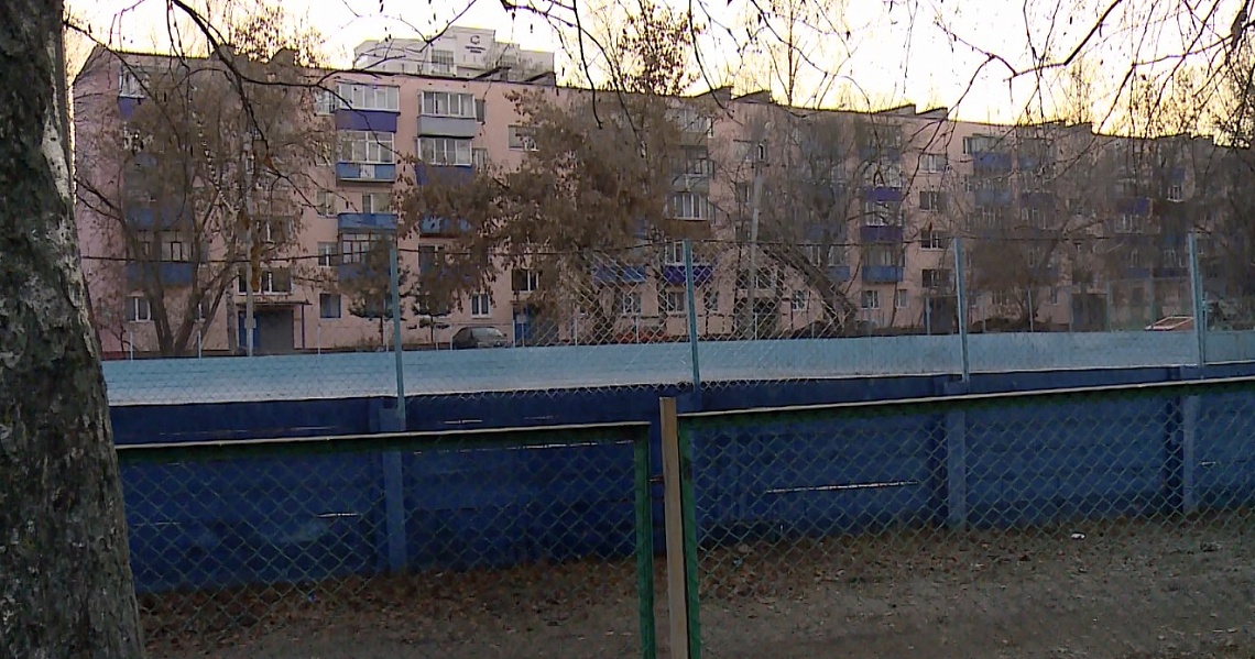 В Пензе приступили к заливке льда на уличных хоккейных площадках