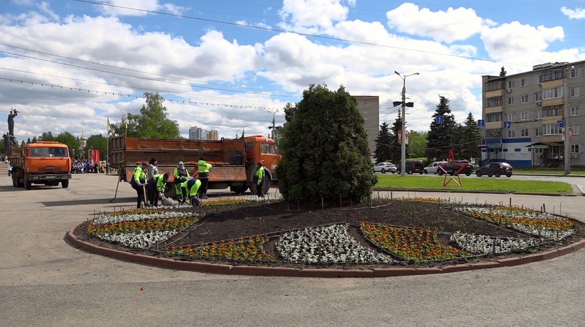 В Пензе начали высаживать цветы в скверах и парках