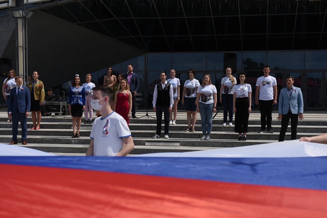 В Пензе на Юбилейной площади развернули огромный триколор