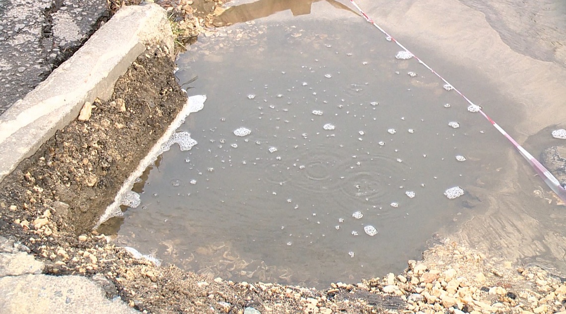 На улице Тамбовской в Пензе прорвало трубу