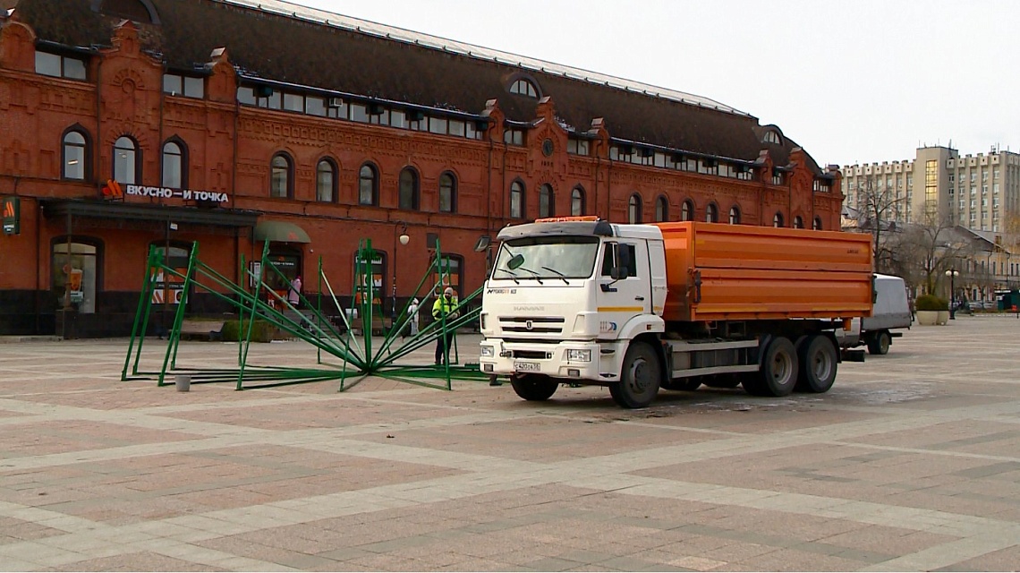 На площади Ленина в Пензе начали устанавливать елку