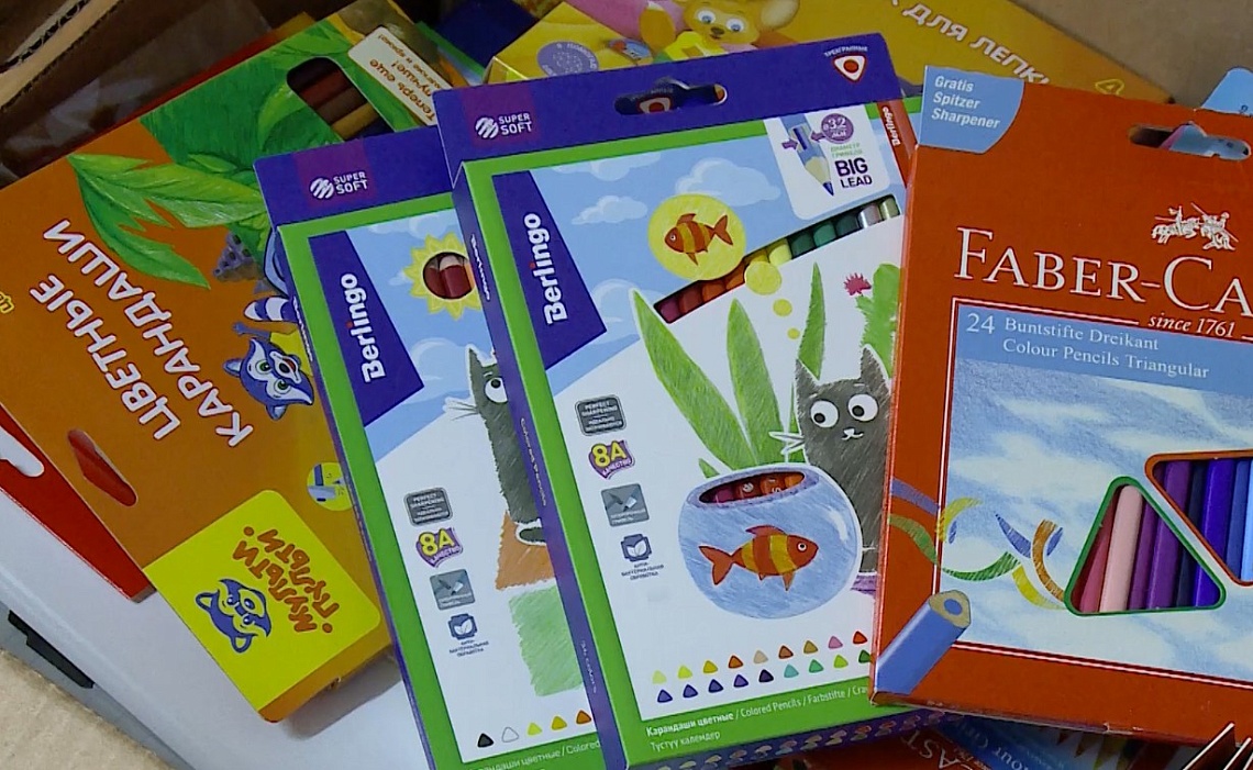 Юные воспитанники Мокшанского детского дома-интерната получили предновогодние подарки