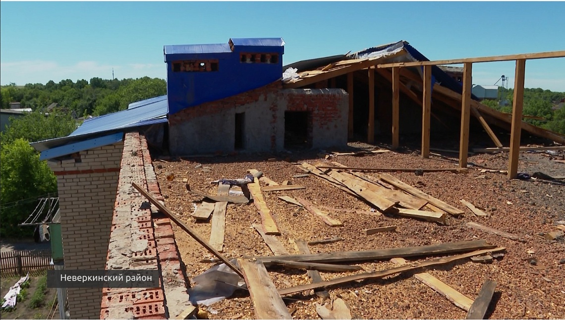 В Неверкинском районе ураган повредил несколько зданий