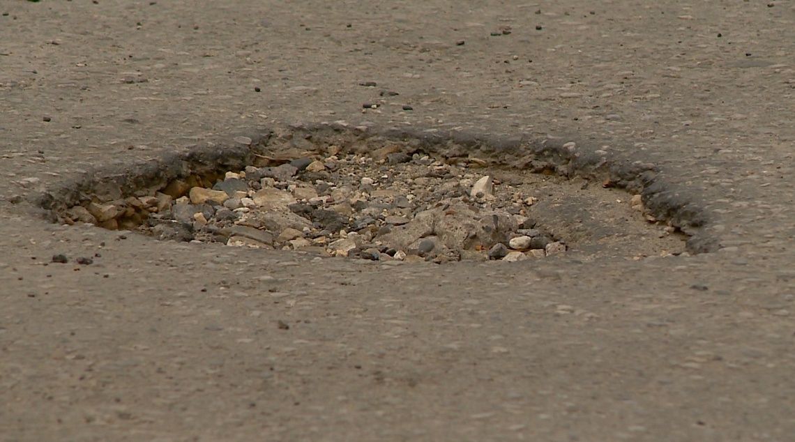 Жители дома на улице Тепличной пытаются добиться ремонта межквартальной дороги