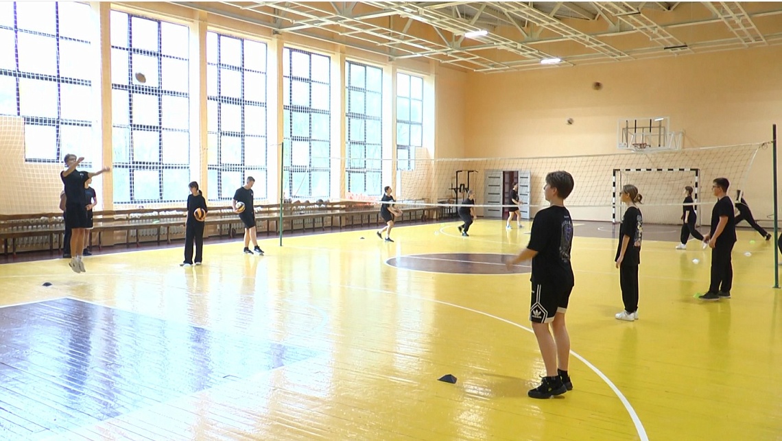 Министр образования Пензенской области проконтролировал, как занимаются учащиеся школы №9 в Каменке в обновленном спортивном зале