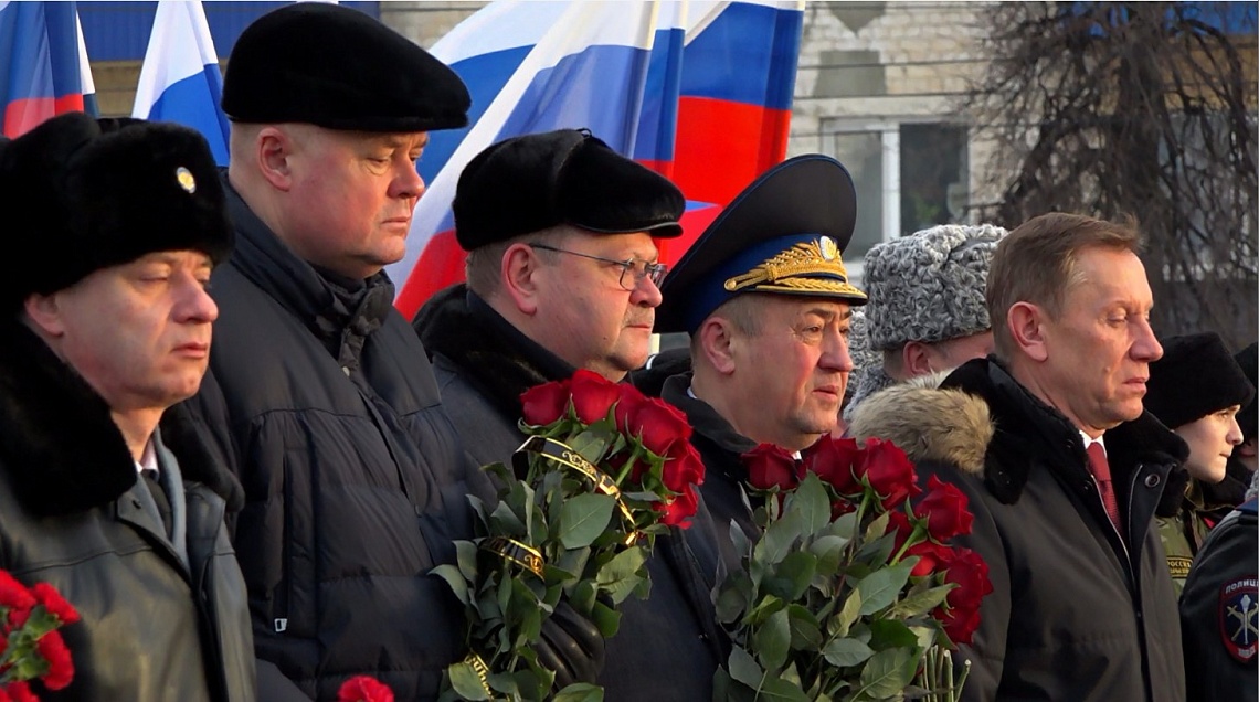 В Пензе в День защитника Отечества возложили цветы к Монументу воинской и трудовой Славы