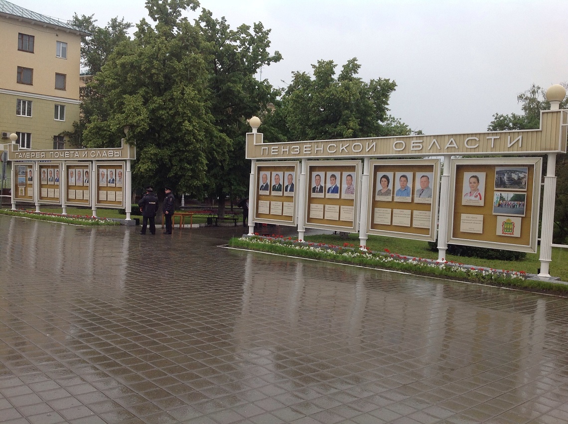 На ул. Славы неправильно паркуются и нет освещения - пензенцы