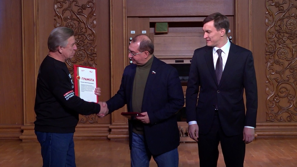 Неравнодушным пензенцам вручили нагрудные знаки «Народный фронт. Все для Победы!»