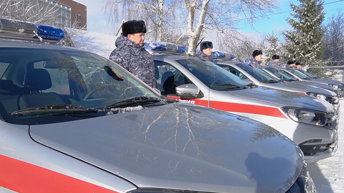 В Пензе представителям Росгвардии вручили ключи от новых машин