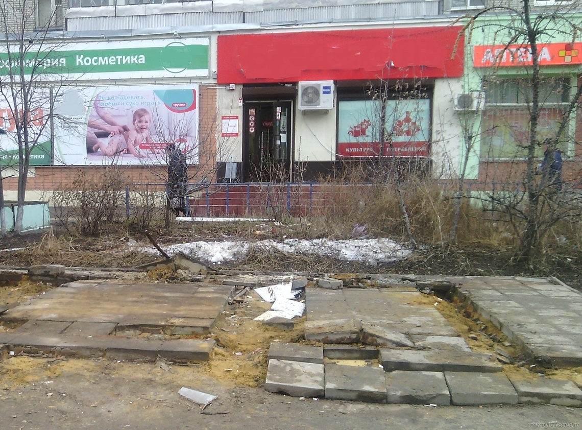 На ул. Антонова с остановки убрали торговый павильон