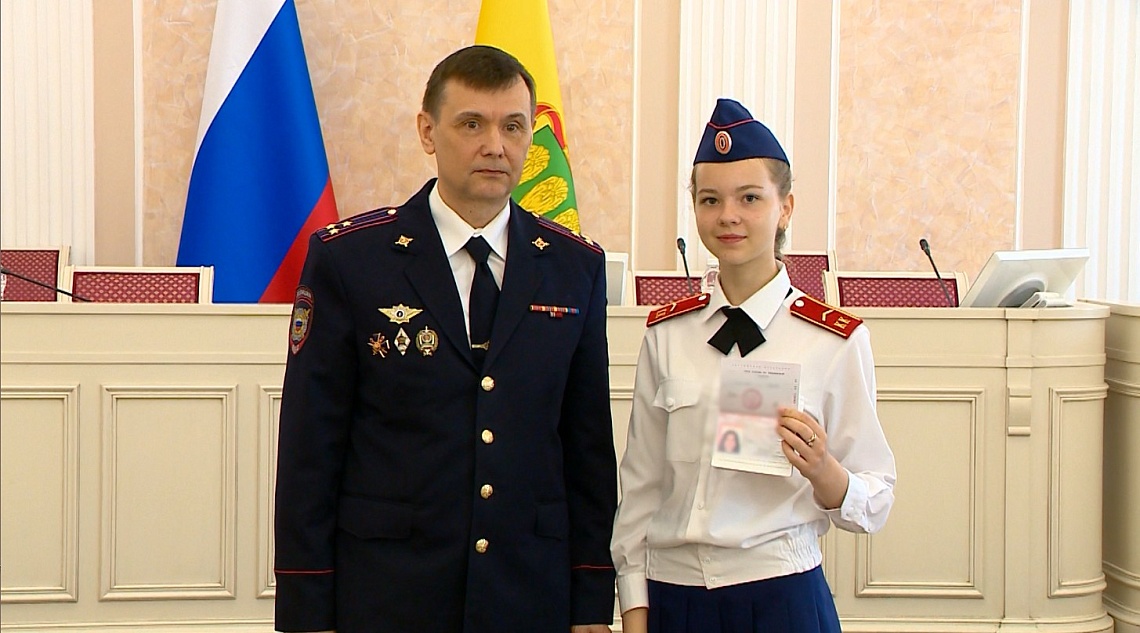 В Пензе в рамках акции «Мы – граждане России» отличившимся ребятам в торжественной обстановке вручили первые паспорта