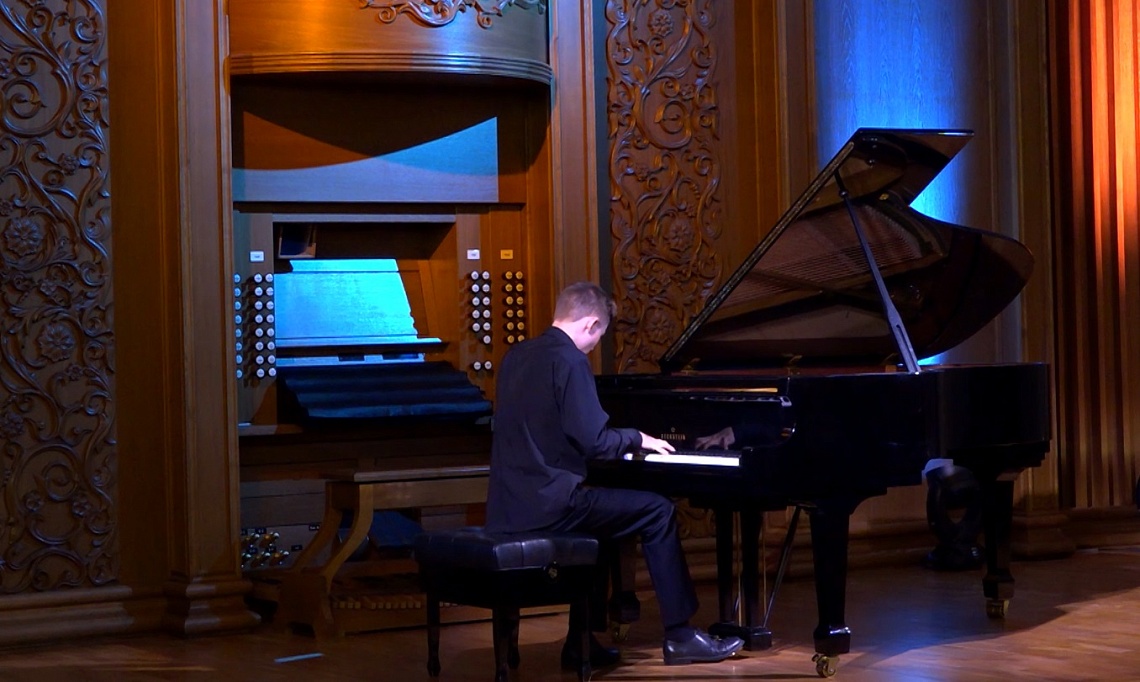 В областной филармонии выступил выпускник пензенской детской музыкальной школы №4 Андрей Усков